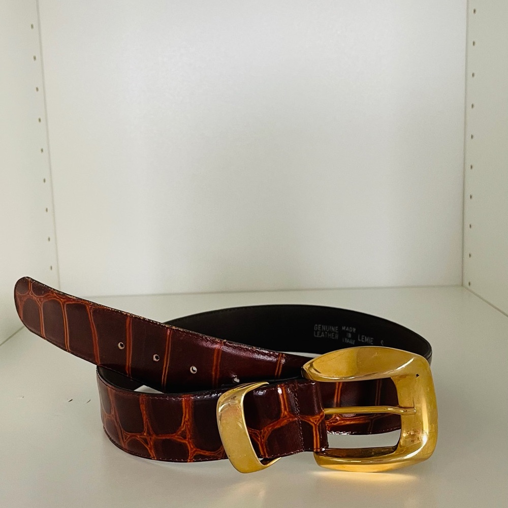 Luxurious Crocodile-Embossed Leather Belt with Gold Buckle